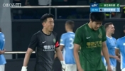 太抽象了😟！浙江后防送大礼，奥乌苏破门 新鹏城1-0领先