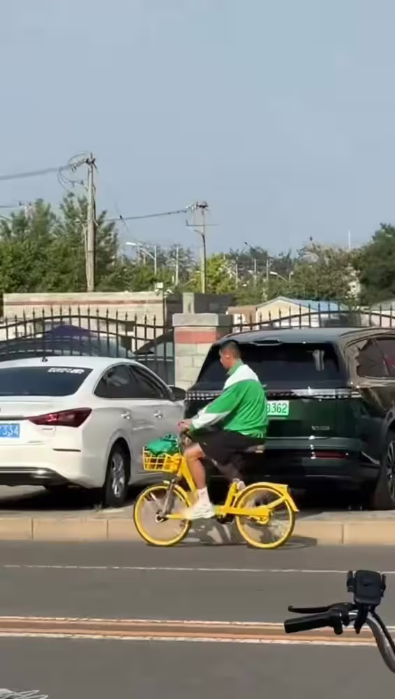 胡同长大的孩子！网友拍到国安门将侯森骑小黄车去训练
